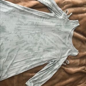 Blouse w open shoulders